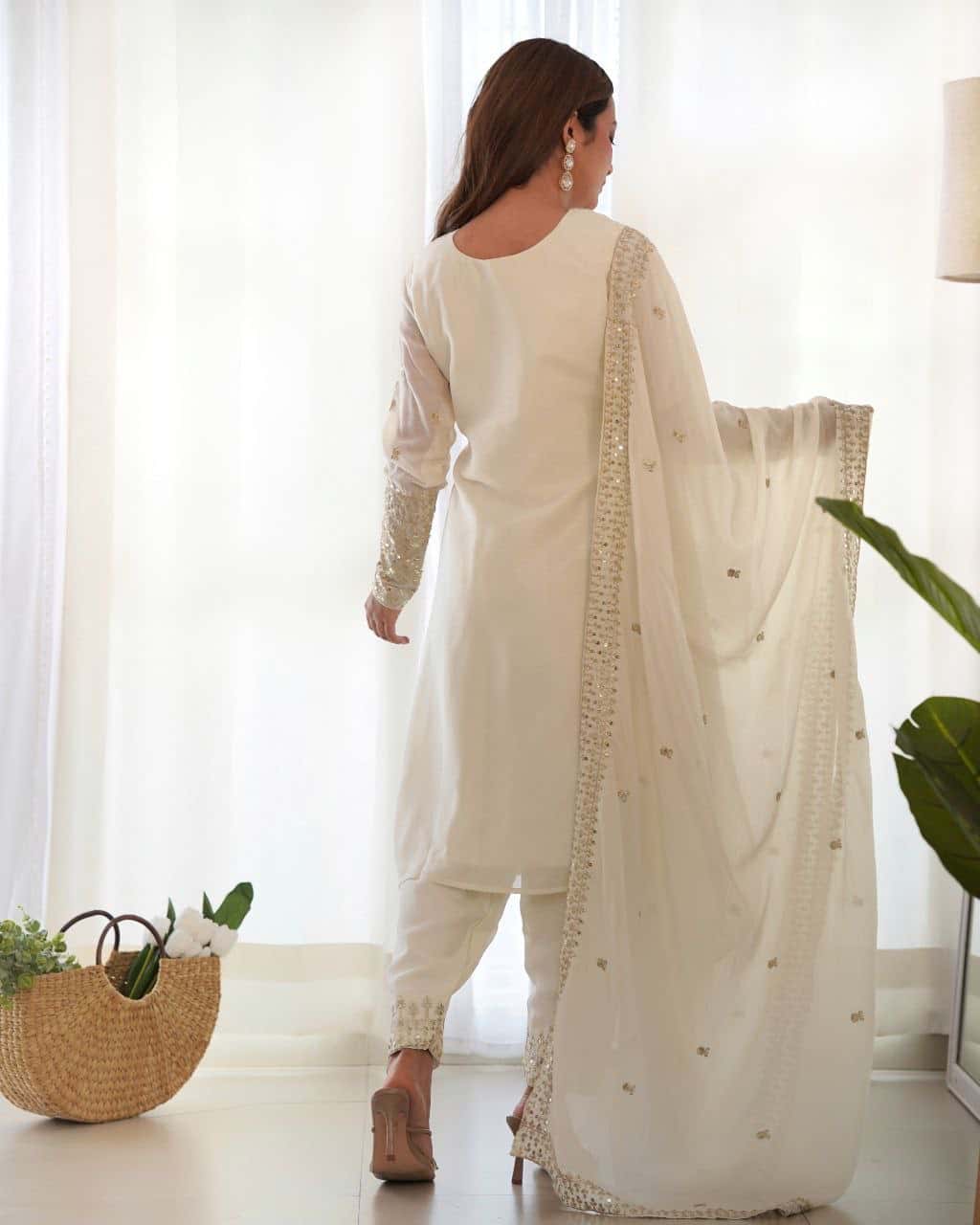 "Exquisite Embroidered Chinon Silk Kurta Set with Jari Work and Lace Dupatta"