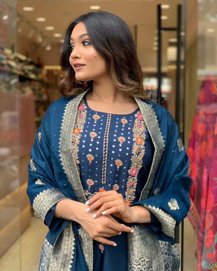 "Elegant Viscose Chanderi Kurti Set with Sequence Embroidery & Jacquard Dupatta"