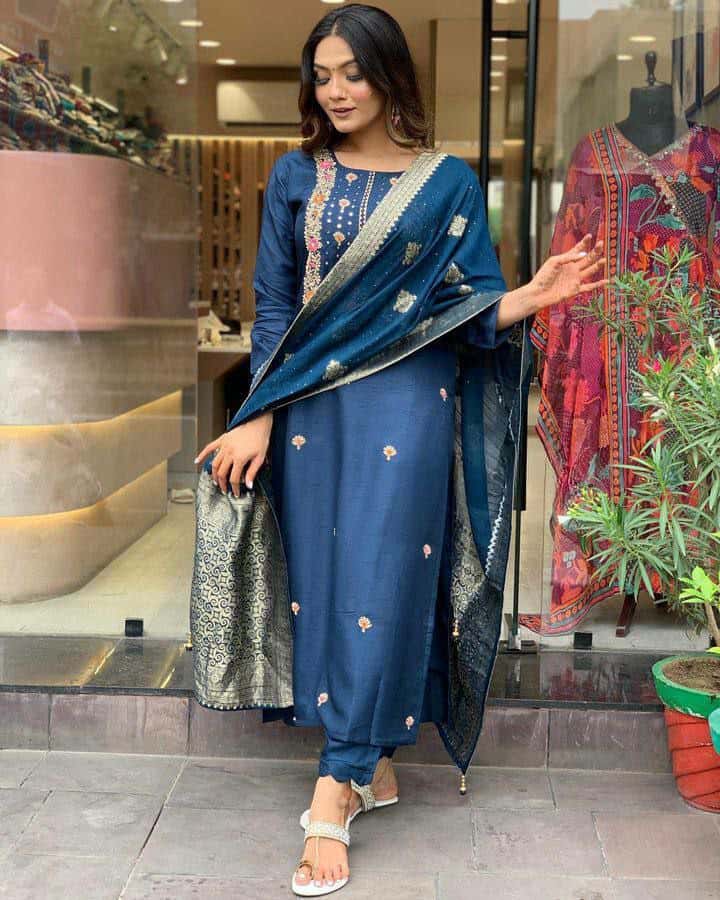 "Elegant Viscose Chanderi Kurti Set with Sequence Embroidery & Jacquard Dupatta"