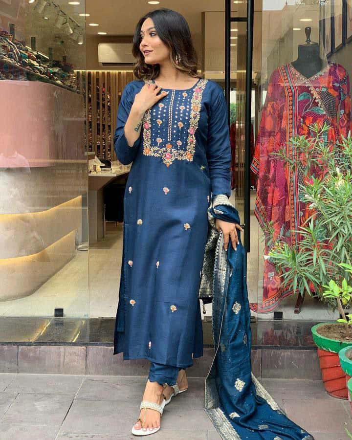 "Elegant Viscose Chanderi Kurti Set with Sequence Embroidery & Jacquard Dupatta"