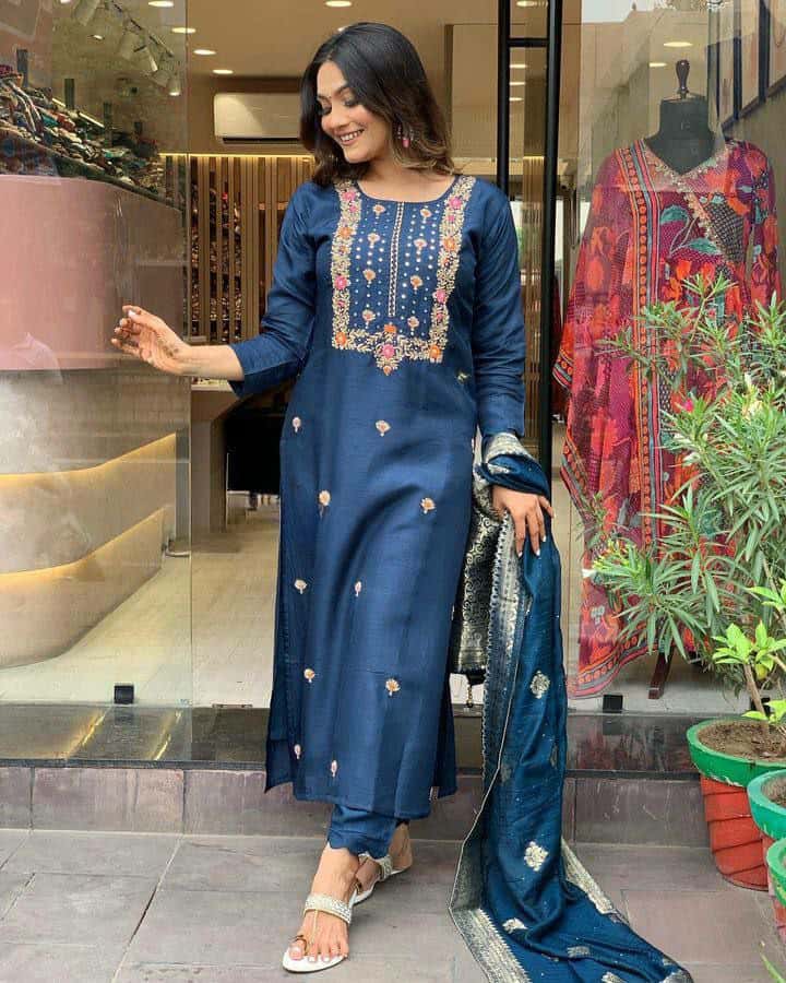 "Elegant Viscose Chanderi Kurti Set with Sequence Embroidery & Jacquard Dupatta"